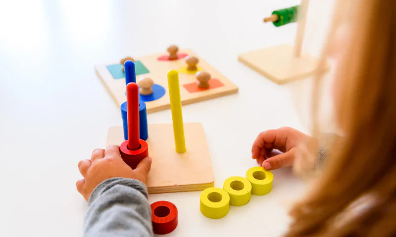 Montessori Toys vs Traditional Toys: What’s the Better Choice?